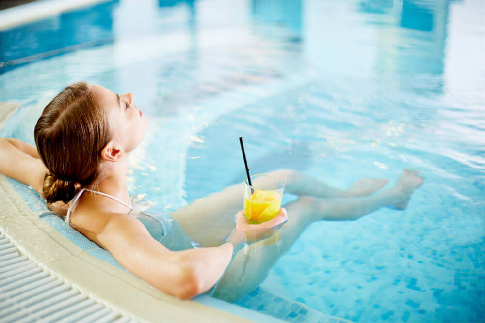 Dlaczego warto wybrać hotel z basenem i SPA?